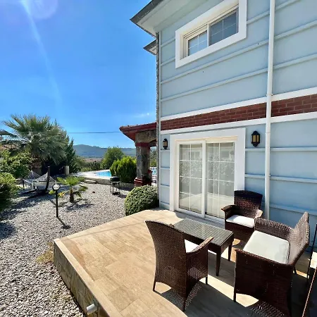 Willa Family-friendly 4 Bedroom With Pool And Garden -