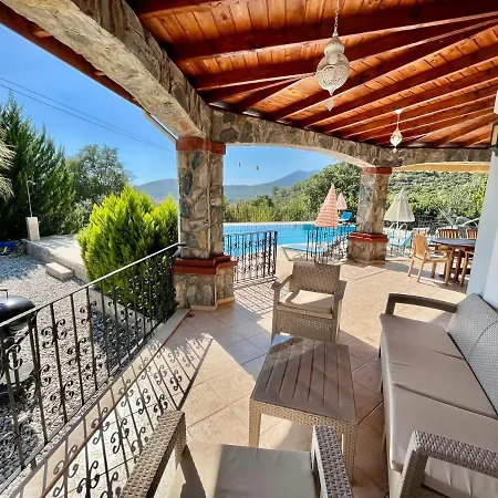 Family-friendly 4 Bedroom With Pool And Garden -