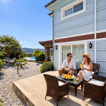 Villa Oasis: Private Pool Retreat With Garden