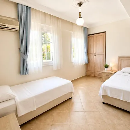 Villa Oasis: Private Pool Retreat With Garden *