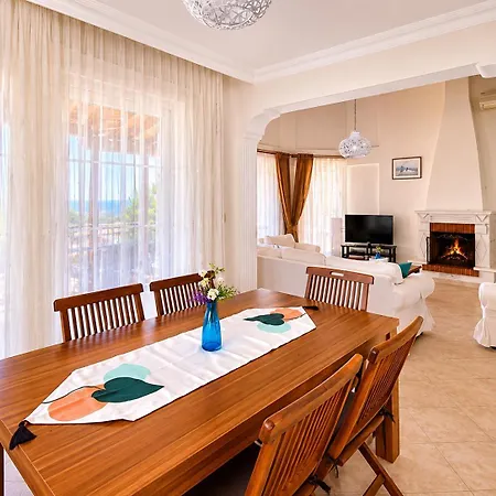 Villa Oasis: Private Pool Retreat With Garden *